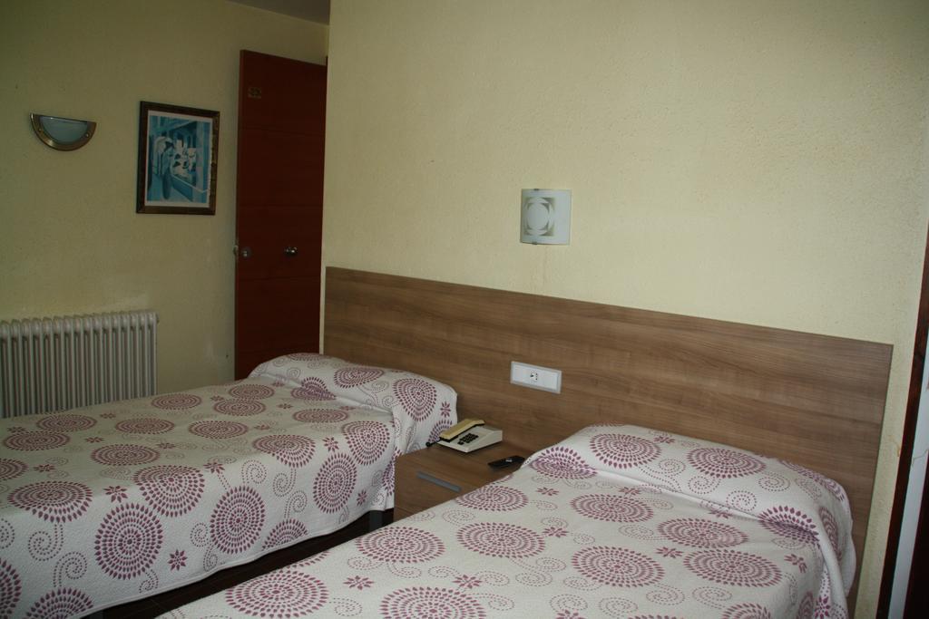 Hotel La Masia Портбоу Номер фото