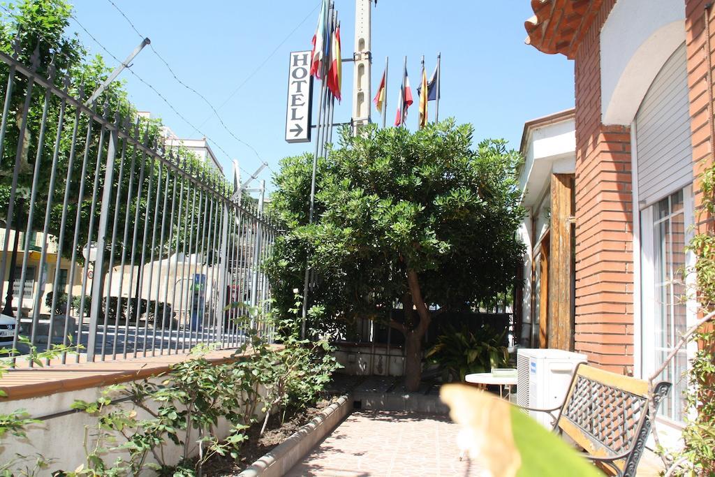 Hotel La Masia Портбоу Экстерьер фото